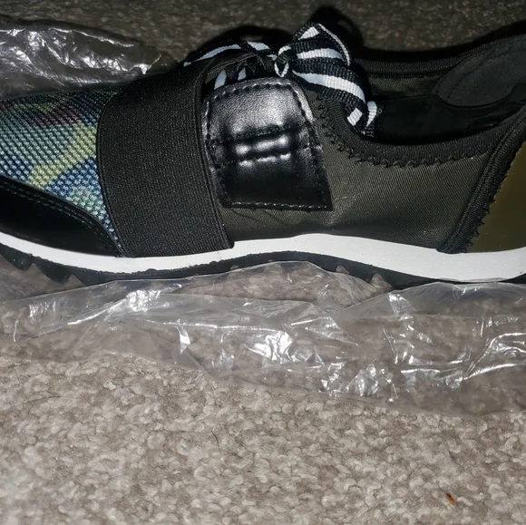 Shoes - Picture 5 of 11